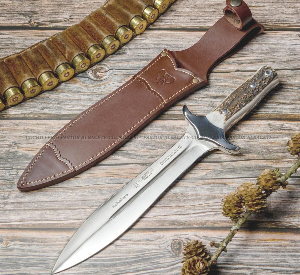 El Cuchillo Cudeman Rehalero 104-C es una pieza de alta gama diseñada para cazadores exigentes y amantes de la cuchillería artesanal.