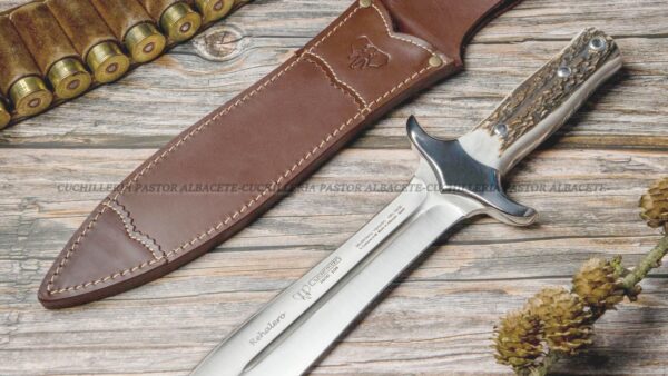 El Cuchillo Cudeman Rehalero 104-C es una pieza de alta gama diseñada para cazadores exigentes y amantes de la cuchillería artesanal.