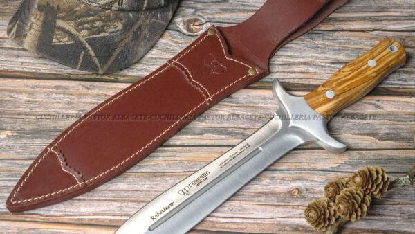 El Cuchillo Cudeman Rehalero 104-L es una pieza de alta gama diseñada para cazadores exigentes y amantes de la cuchillería artesanal.