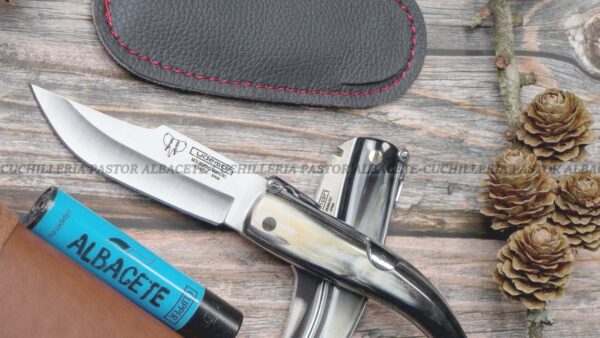 La Navaja Cudeman Clásica es una representación fiel de la tradición cuchillera de Albacete (España), cuna mundial de la navaja artesanal.