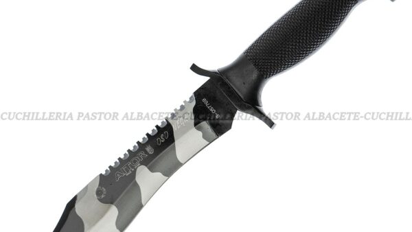 El Aitor Oso Black es un cuchillo táctico y de supervivencia diseñado para ofrecer máxima versatilidad en cualquier entorno.
