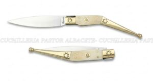 La Navaja Catalana Albainox 01638 destaca por su diseño clásico y elegante, perfecta para amantes de las navajas tradicionales.