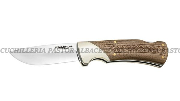 El Böker Magnum 01MB506 Woodcraft es una navaja de campo diseñado para los aventureros, campistas y amantes del bushcraft que buscan una herramienta confiable, robusta y elegante.