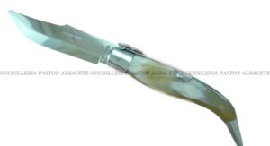 La Navaja Albaceteña asta de toro es un ejemplo sublime de la tradición cuchillera de Albacete, combinando materiales nobles y diseño funcional.