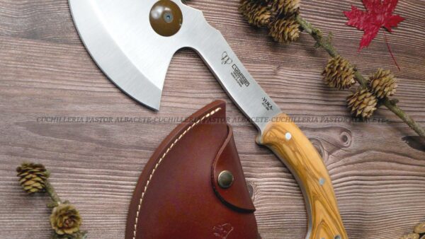 El Hacha Cudeman 167-L Yuka es una herramienta de alto rendimiento, diseñada para quienes buscan potencia, ergonomía y fiabilidad en actividades de caza, supervivencia y bushcraft.