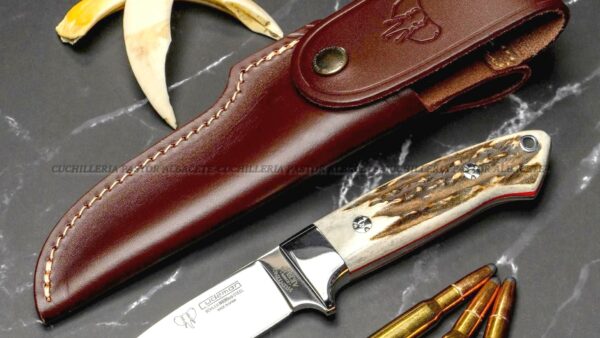 Cudeman 254‑C “Akeley” – Cuchillo de Caza con Hoja Böhler N690CO y Mango de Ciervo
