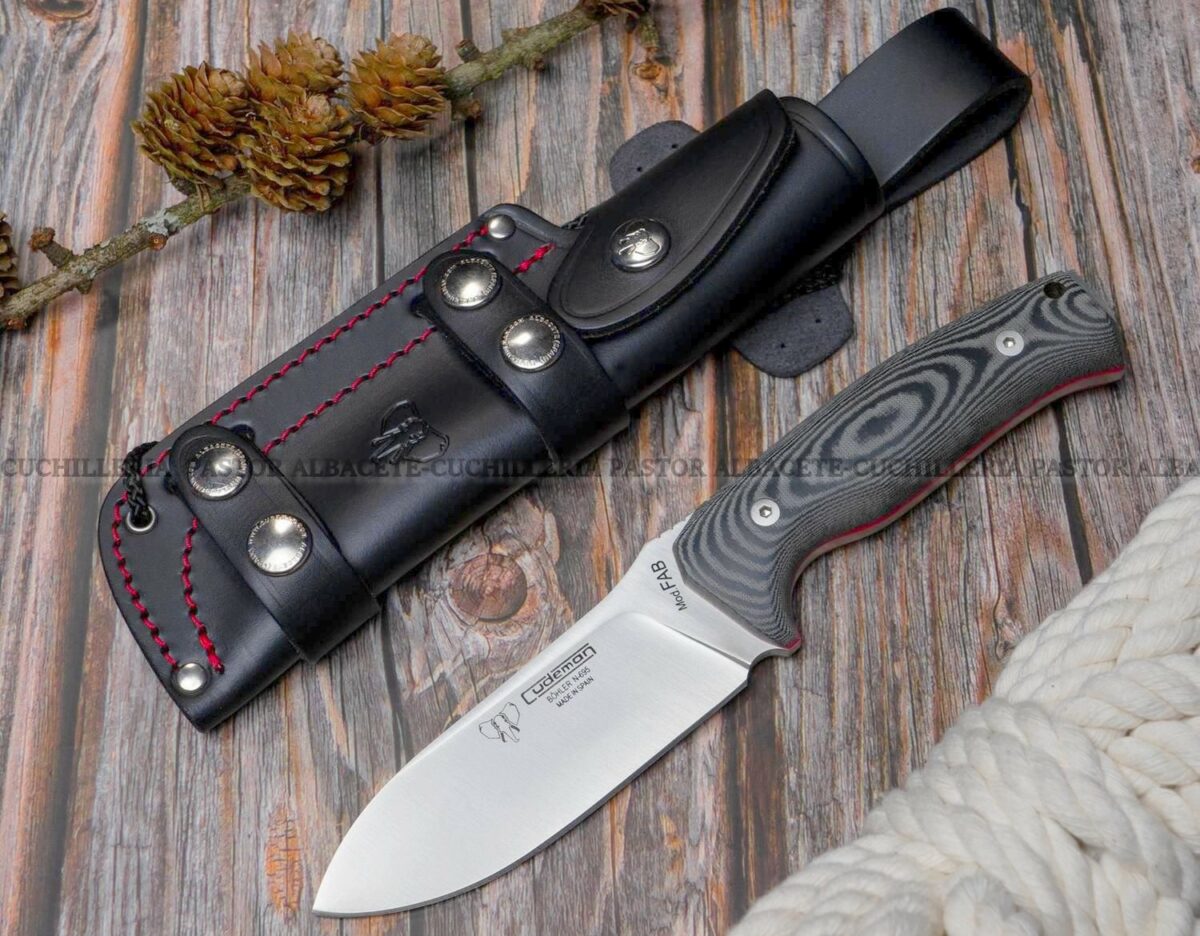  Cudeman 298-M FAB Micarta negra es un cuchillo de fabricación española que destaca por su combinación de elegancia, materiales premium y robustez.