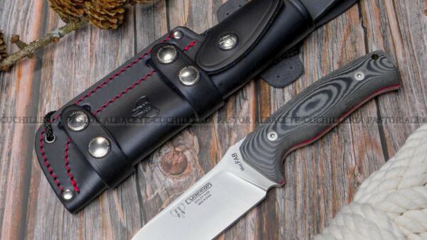  Cudeman 298-M FAB Micarta negra es un cuchillo de fabricación española que destaca por su combinación de elegancia, materiales premium y robustez.