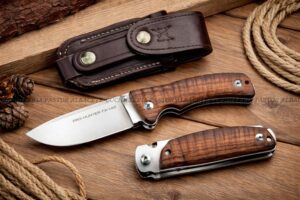 La Navaja Fox Pro Hunter FX-130DW es una herramienta robusta y fiable, diseñada específicamente para caza y actividades outdoor exigentes.