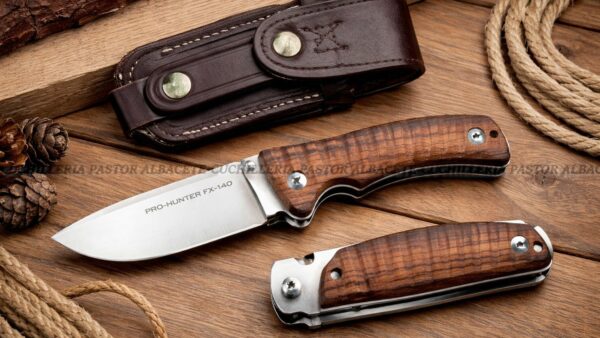 La Navaja Fox Pro Hunter FX-130DW es una herramienta robusta y fiable, diseñada específicamente para caza y actividades outdoor exigentes.
