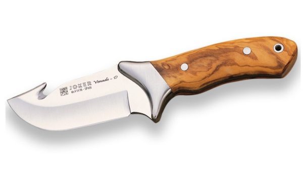 Cuchillo Desollador Joker ha sido fabricado bajo la Denominación de Origen de Albacete (España). Se trata de un cuchillo deportivo ideal para tus lances de caza en general y también para cualquier actividad al aire libre como camping, senderismo, bushcraft. Está muy bien equilibrado y se siente ligero en la mano, sin embargo, la cuchilla tiene el peso suficiente para asumir algunas tareas de corte serias.