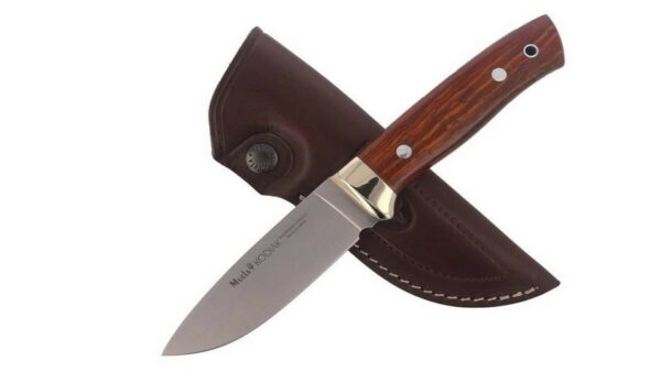 cuchillo Muela de hoja enteriza, con acero inoxidable X50CrMoV15 , con una longitud de hoja de 100mm, su mango es de madera de cocobolo, incluye funda de cuero para este.