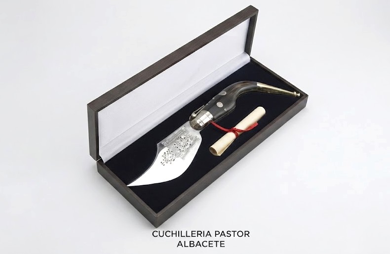 Navaja Capaora artesanal Expósito Este modelo de la Colección S. XVIII recupera la estética de navajas tradicionales españolas Capaoras