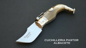 La Navaja Capaora o Lengua de Vaca Artesanal Expósito es una pieza de cuchillería tradicional que destaca por su cuidada elaboración artesanal y por la utilización de materiales clásicos.