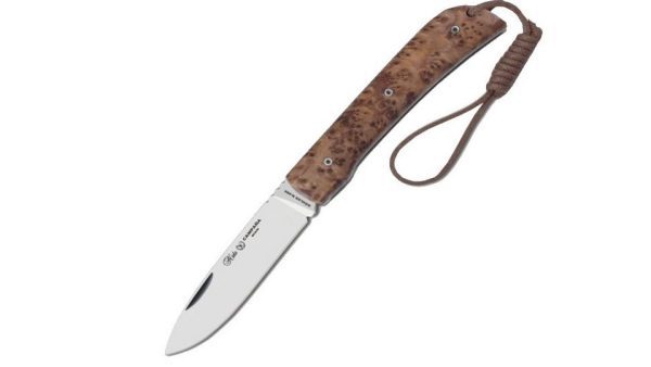 La Nieto Campaña es una navaja compacta, robusta y elegante, diseñada para bushcraft, campismo y supervivencia ligera. Su hoja está fabricada en acero inoxidable Böhler N695,