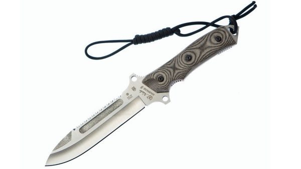 El Cuchillo Táctico Nieto, fabricado con precisión en Albacete (España), es una herramienta diseñada para soportar las condiciones más exigentes en entornos de supervivencia, militares, y outdoor