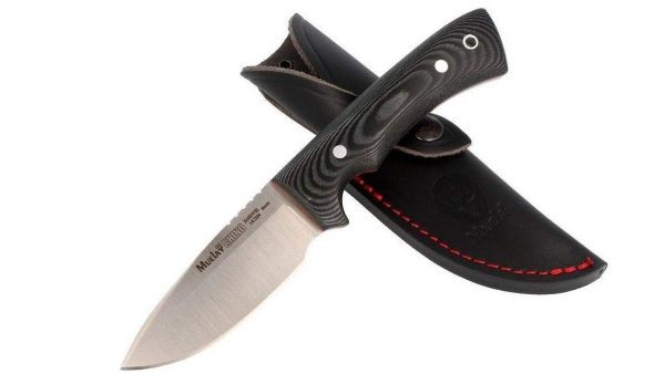 Muela Rhino 9M es un cuchillo de caza enterizo fabricado en Ciudad Real, España, por la reconocida empresa Muela. Este modelo destaca por su robustez y calidad de materiales, siendo ideal para actividades al aire libre como caza, bushcraft y supervivencia.