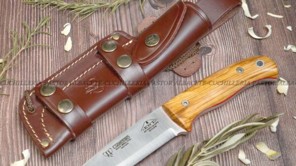 Cudeman ENT 158-L, es una herramienta robusta y equilibrada, ideal para actividades como bushcraft, supervivencia y uso outdoor compacto.