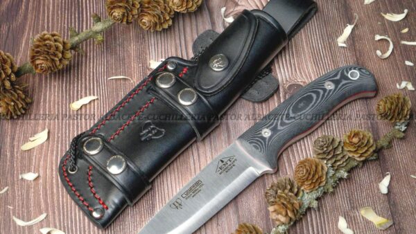 Cudeman ENT 158-M, es una herramienta robusta y equilibrada, ideal para actividades como bushcraft, supervivencia y uso outdoor compacto.