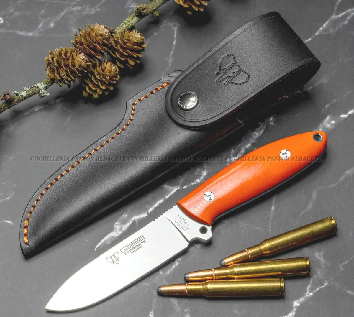 El Cudeman Corbett 256-J es un cuchillo de caza y supervivencia de alto rendimiento, fabricado en Albacete, España.
