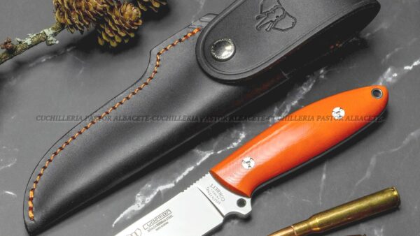 El Cudeman Corbett 256-J es un cuchillo de caza y supervivencia de alto rendimiento, fabricado en Albacete, España.