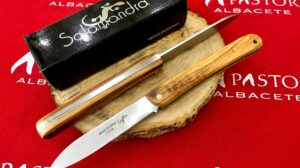 La Salamandra 220011 Madera Olivo es una navaja de bolsillo fabricada artesanalmente en Albacete que destaca por su diseño clásico, materiales naturales y excelente rendimiento diario.