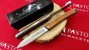 Navaja Salamandra Madera Palosanto India: compacta, elegante y lista para la aventura