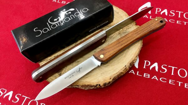 Navaja Salamandra Madera Palosanto India: compacta, elegante y lista para la aventura