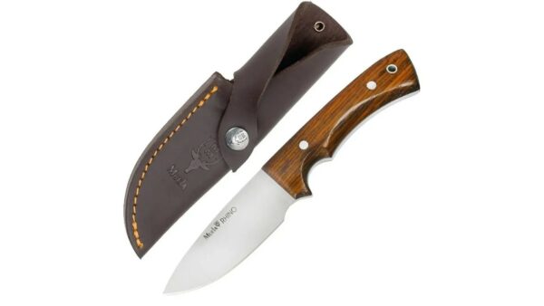 Muela Rhino 9CO es un cuchillo de caza de alta gama, fabricado artesanalmente en España. Este modelo destaca por su hoja enteriza de acero inoxidable Sandvik 14C28N y su empuñadura de madera de cocobolo, ofreciendo una combinación perfecta de funcionalidad y estética para cazadores y entusiastas de las actividades al aire libre.