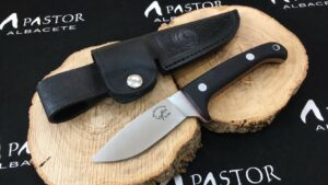 El Salamandra Sirio 244523 G10 es un cuchillo compacto y robusto fabricado en Albacete, diseñado para ofrecer máximo rendimiento en actividades outdoor, bushcraft, caza y supervivencia.