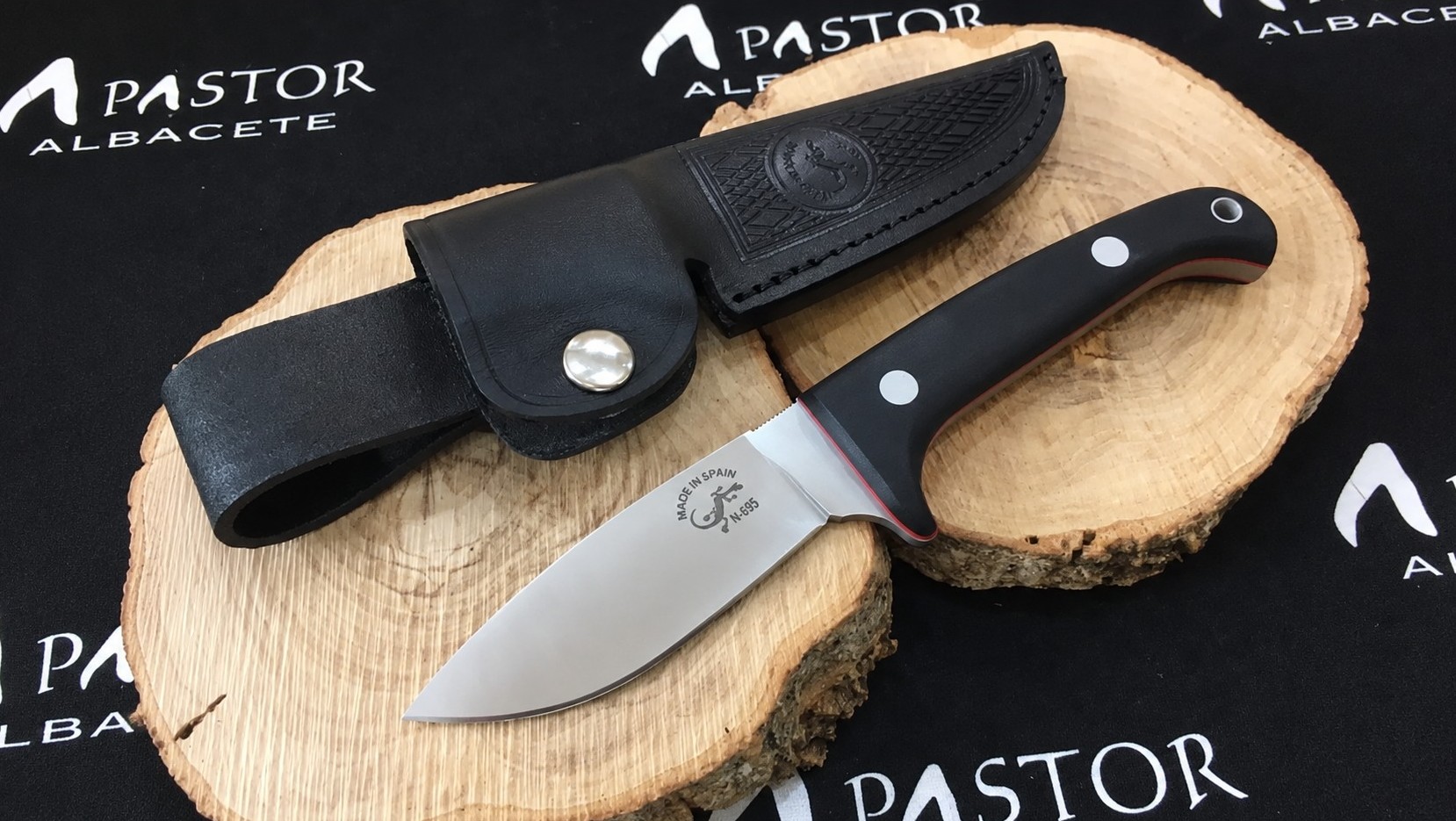 El Salamandra Sirio 244523 G10 es un cuchillo compacto y robusto fabricado en Albacete, diseñado para ofrecer máximo rendimiento en actividades outdoor, bushcraft, caza y supervivencia.