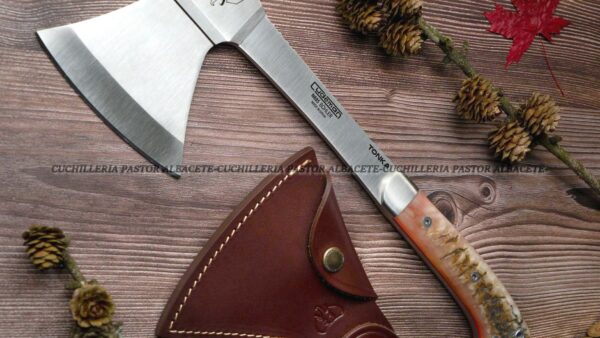 Hacha Cudeman Muflón 166-M es una herramienta polivalente diseñada para caza, bushcraft y supervivencia