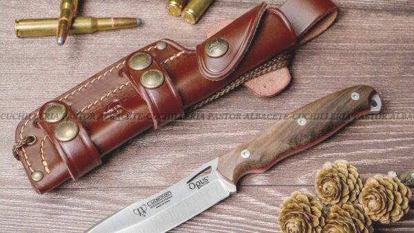 El Cudeman Opus Ness Wolf 208-G Nogal es un cuchillo de caza y bushcraft fabricado artesanalmente en Albacete, España.