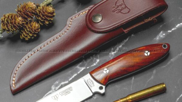 El Cudeman Corbett 256-K es un cuchillo de caza y supervivencia de alto rendimiento, fabricado en Albacete, España.