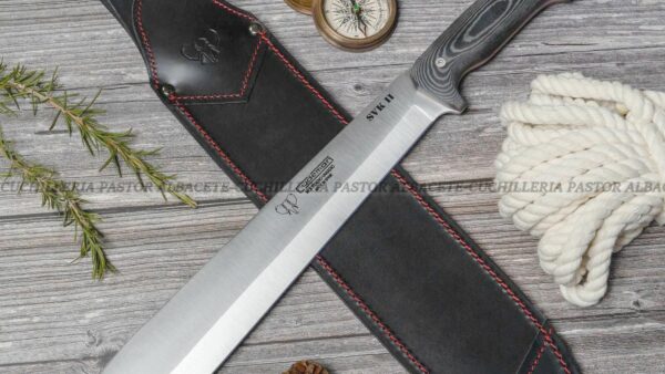 El Cudeman 252-M (SVK II) es un machete de gran formato fabricado en Albacete, España, por la reconocida casa Cudeman, especialista en cuchillos de caza, bushcraft y supervivencia.