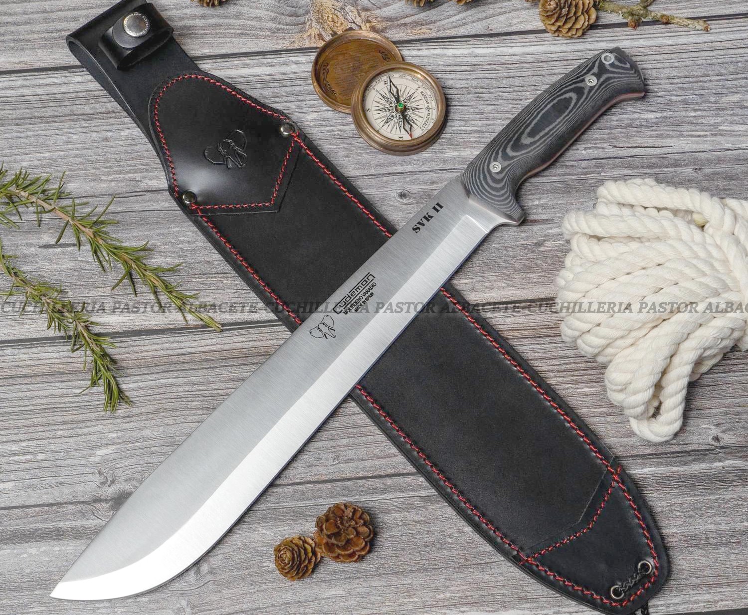El Cudeman 252-M (SVK II) es un machete de gran formato fabricado en Albacete, España, por la reconocida casa Cudeman, especialista en cuchillos de caza, bushcraft y supervivencia.