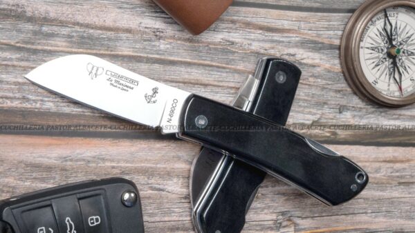 La Navaja Cudeman Marinera 386-M es un modelo elegante y funcional, perteneciente a la prestigiosa línea artesanal de la marca Cudeman, fabricada en Albacete (España), cuna de la cuchillería nacional.