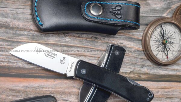 La Navaja Cudeman Marinera 386-M es un modelo elegante y funcional, perteneciente a la prestigiosa línea artesanal de la marca Cudeman, fabricada en Albacete (España), cuna de la cuchillería nacional.