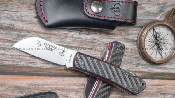 La Navaja Cudeman La Marinera 386-CF es una pieza que combina la tradición cuchillera de Albacete con materiales de última generación.