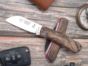 La Navaja Cudeman Marinera 386-G es un modelo elegante y funcional, perteneciente a la prestigiosa línea artesanal de la marca Cudeman, fabricada en Albacete (España), cuna de la cuchillería nacional.