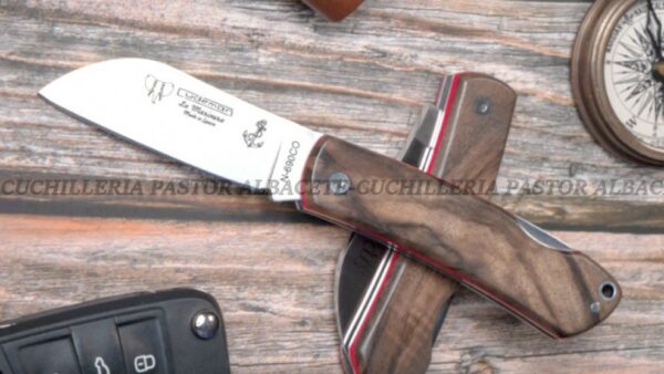 La Navaja Cudeman Marinera 386-G es un modelo elegante y funcional, perteneciente a la prestigiosa línea artesanal de la marca Cudeman, fabricada en Albacete (España), cuna de la cuchillería nacional.