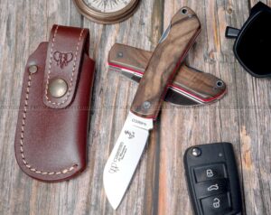 La Navaja Cudeman Marinera 386-GF es un modelo elegante y funcional, perteneciente a la prestigiosa línea artesanal de la marca Cudeman, fabricada en Albacete (España), cuna de la cuchillería nacional.