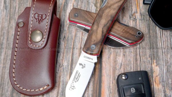 La Navaja Cudeman Marinera 386-GF es un modelo elegante y funcional, perteneciente a la prestigiosa línea artesanal de la marca Cudeman, fabricada en Albacete (España), cuna de la cuchillería nacional.