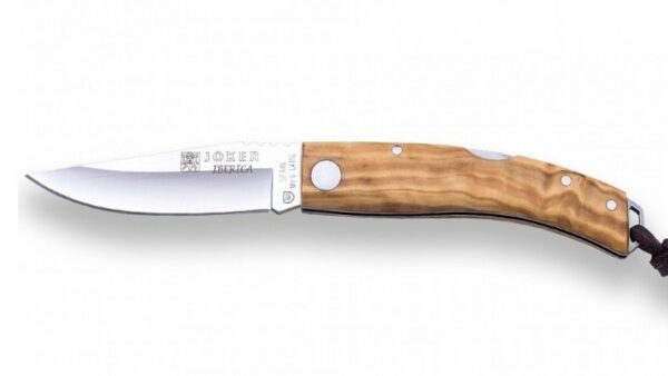 La navaja Joker Ibérica NO-138 destaca por su hoja de acero MOVA 1.4116, mango de olivo y sistema LockBack. Artesanía española desde Albacete con estilo y resistencia.