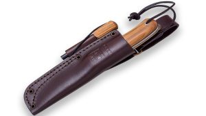 Cuchillo Joker Trampero es una herramienta de alta calidad diseñada para actividades al aire libre como la caza, el camping y el senderismo.