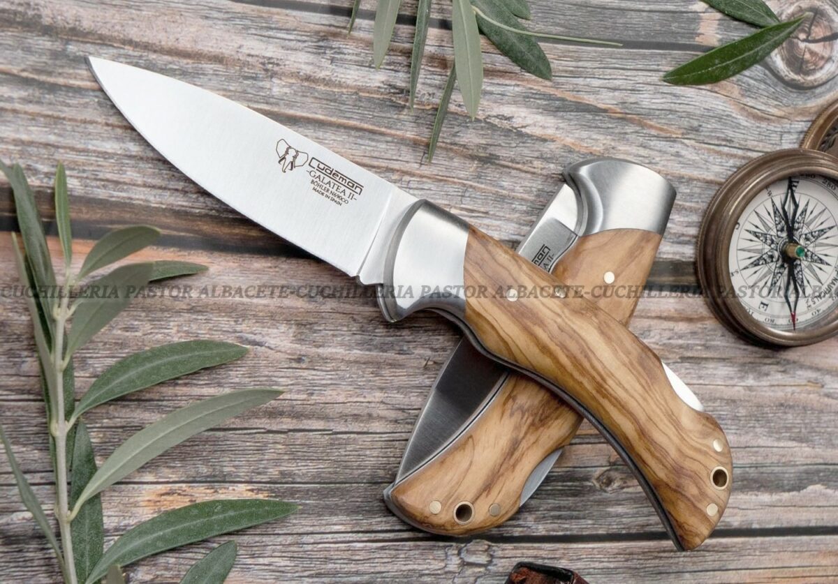La Navaja Cudeman 323-L Galatea II Olivo es una pieza artesanal de gran calidad, fabricada en Albacete (España) por la reconocida casa Cudeman.
