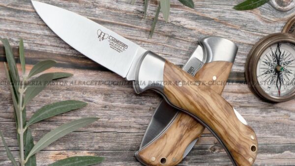 La Navaja Cudeman 323-L Galatea II Olivo es una pieza artesanal de gran calidad, fabricada en Albacete (España) por la reconocida casa Cudeman.