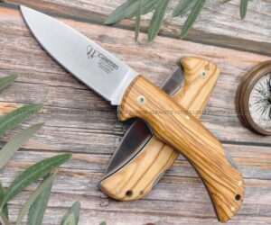 Navaja Cudeman (Albacete). Hoja acabado satinado, en acero inoxidable Böhler N690Co, dureza 60/61 HRC madera de olivo satinado.