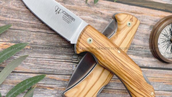Navaja Cudeman (Albacete). Hoja acabado satinado, en acero inoxidable Böhler N690Co, dureza 60/61 HRC madera de olivo satinado.