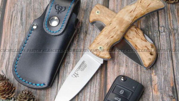 La Navaja Cudeman Galatea 325-DF Abedul rizado es una pieza artesanal de gran calidad, fabricada en Albacete (España) por la reconocida casa Cudeman.
